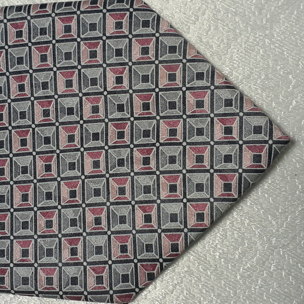 Geoffrey Beene Men Silk Tie Geometric Foulard Gray and Pink Vintage